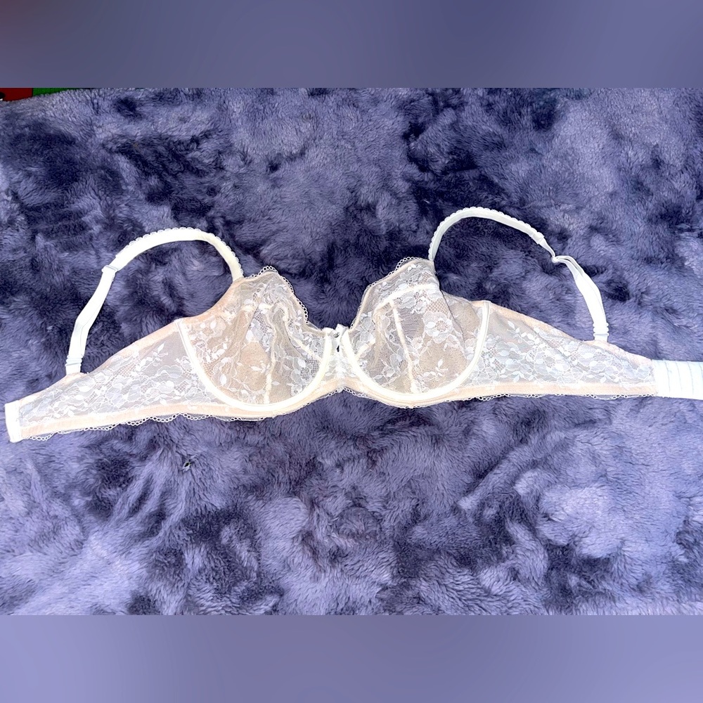 38DD Victoria’s Secret bra
